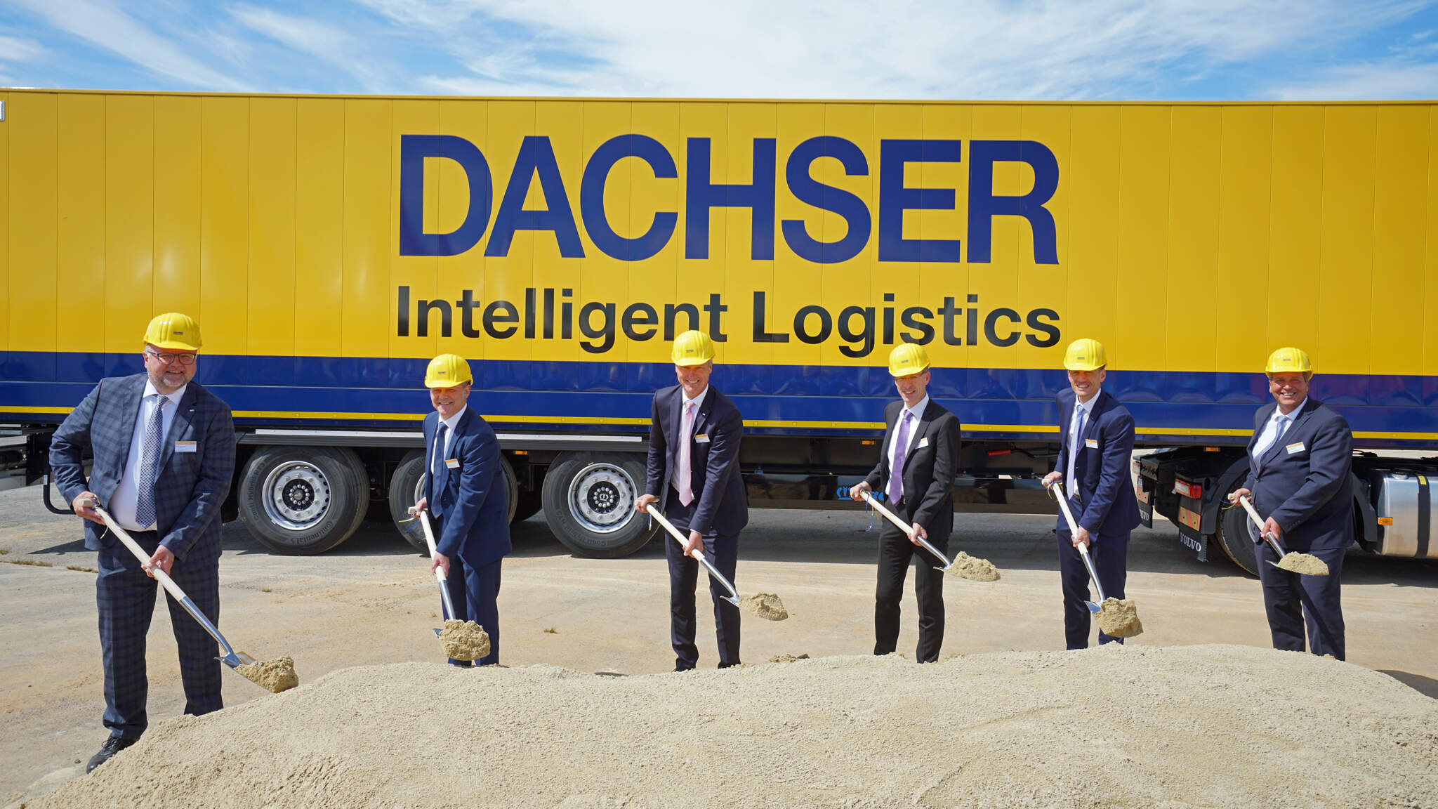 Da sinistra verso destra. Mathias Oetter, Branch Manager Kassel-Lohfelden, Norbert Thiele, vicesindaco di Lohfelden, Michael Schilling, COO Road Logistics, Dr Alexander Friedrich Wachter, vicepresidente del governo del distretto di Kassel, Alexander Tonn, Managing Director European Logistics Germany, Andreas Fritsch, General Manager DACHSER Logistics Centre East Ostwestfalen-Lippe