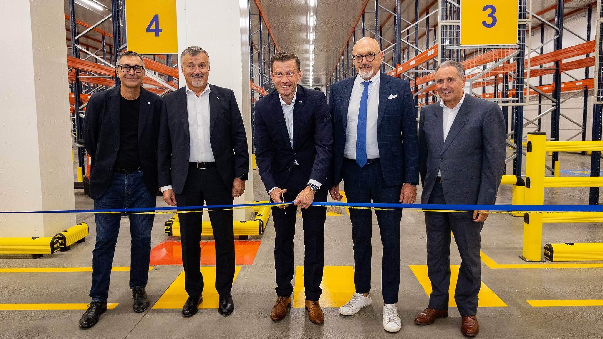 Il momento del taglio del nastro nella nuova filiale di Parma Il momento del taglio del nastro nella nuova filiale di Parma